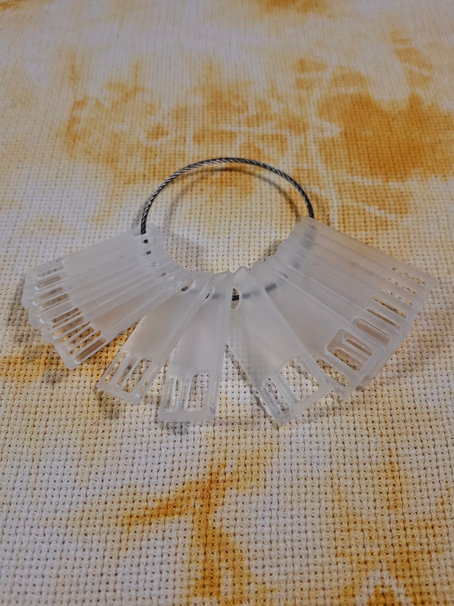 Organizador de hilos de bordar tipo floss drop en acrílico transparente, ideal para proyectos de bordado.
