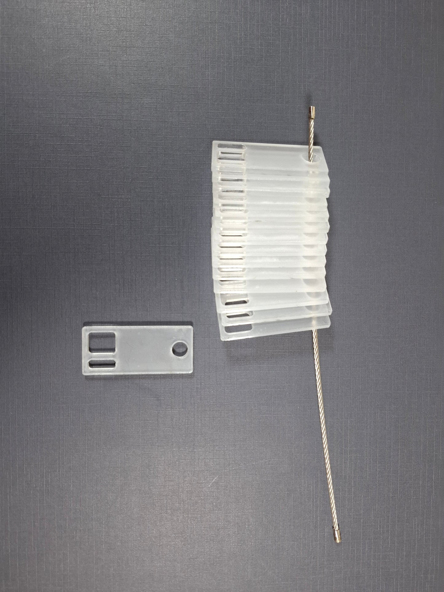Organizador de hilos de bordar tipo floss drop en acrílico transparente, incluido un agujero para anillo de organización.